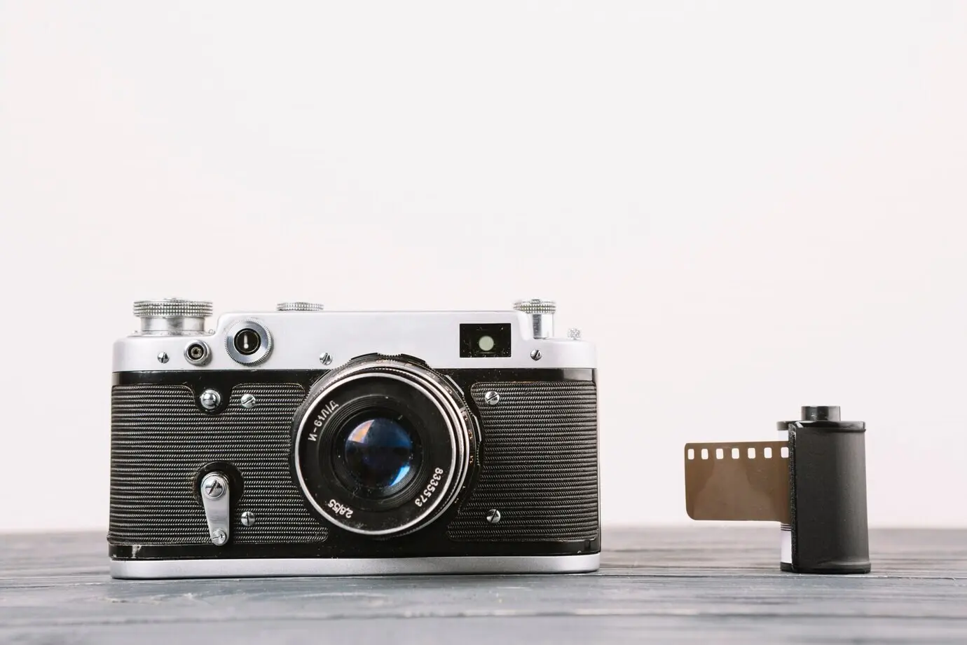 Vorderansicht einer Kamera neben einem Negativ.