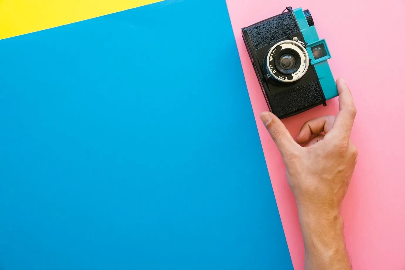 Hand, die eine Kamera platziert.