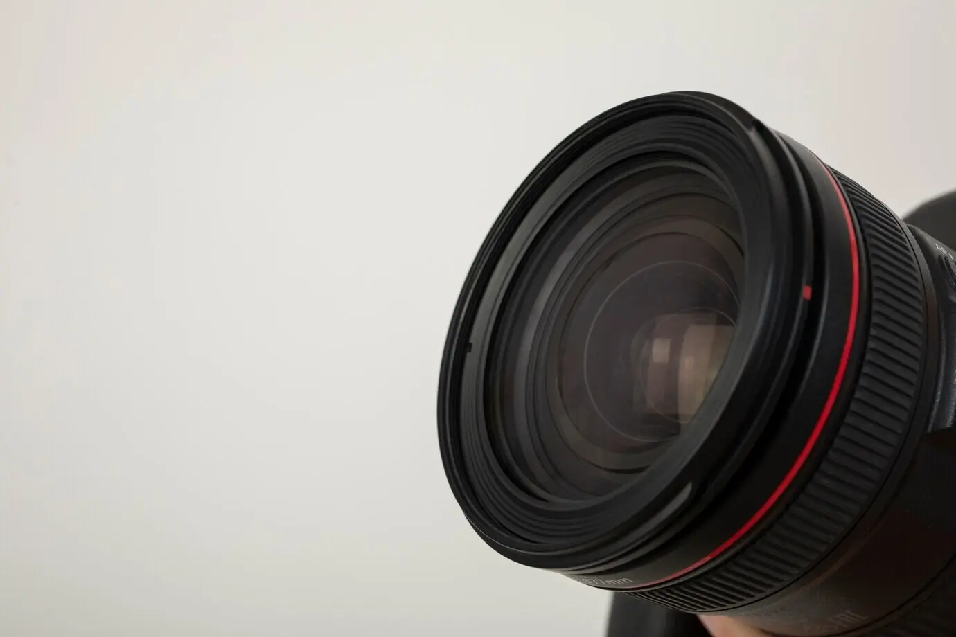 Detailaufnahme eines professionellen Kameraobjektivs